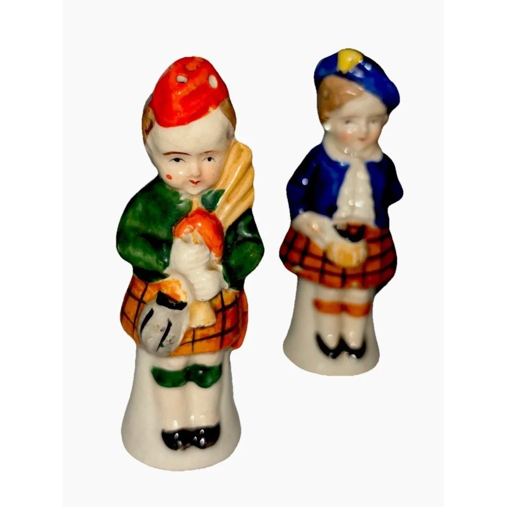 Vtg SCOTTISH COUPLE w Bagpipes & Basket Porcelain Salt & Pepper Shaker Set Japan